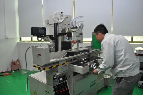 注塑模具滑塊壓板和耐磨塊的油槽設計要求 注塑模具滑塊壓板和耐磨塊的油槽設計要求